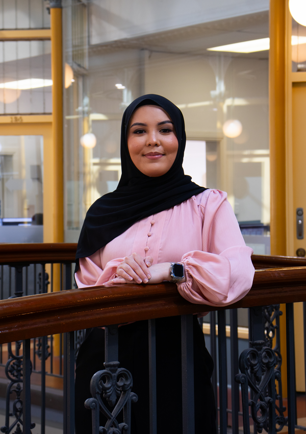 Portrait of BE financial services broker, Sahar Nazari.